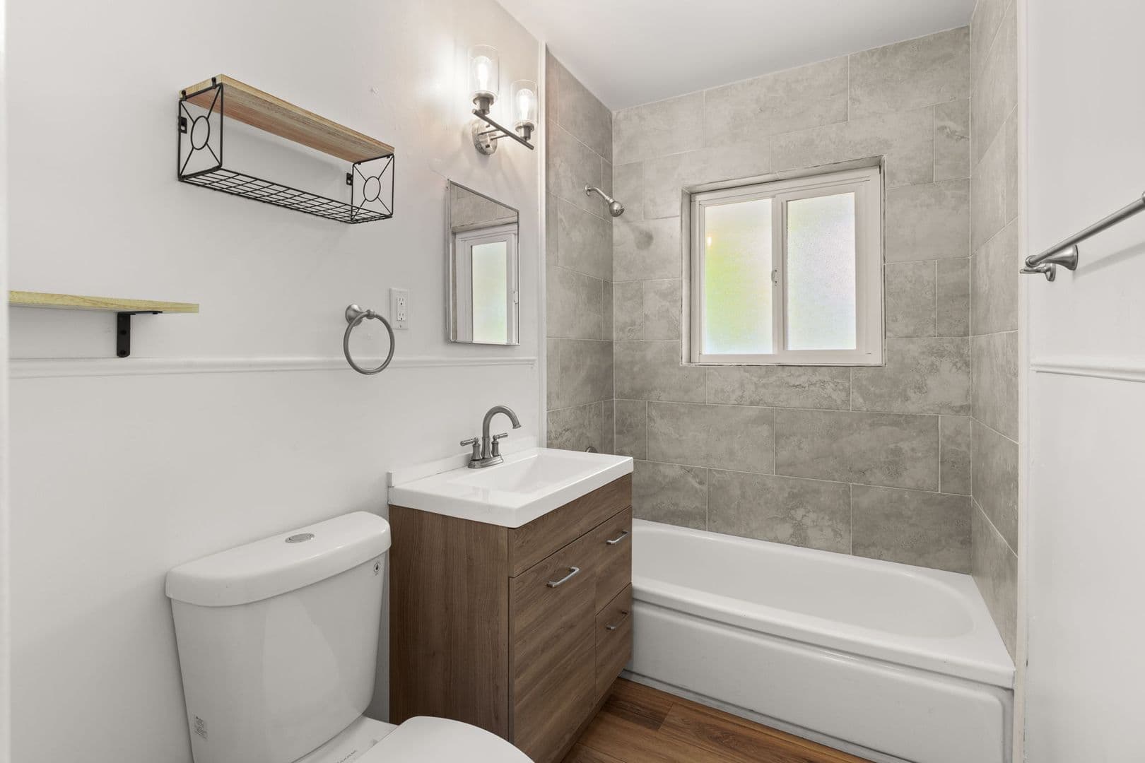 Gresham Apartment: 840 - 940 NW Earl Ave