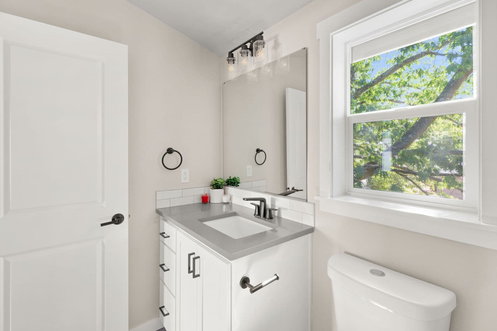 Portland Apartment: 8516 NE Hassalo St