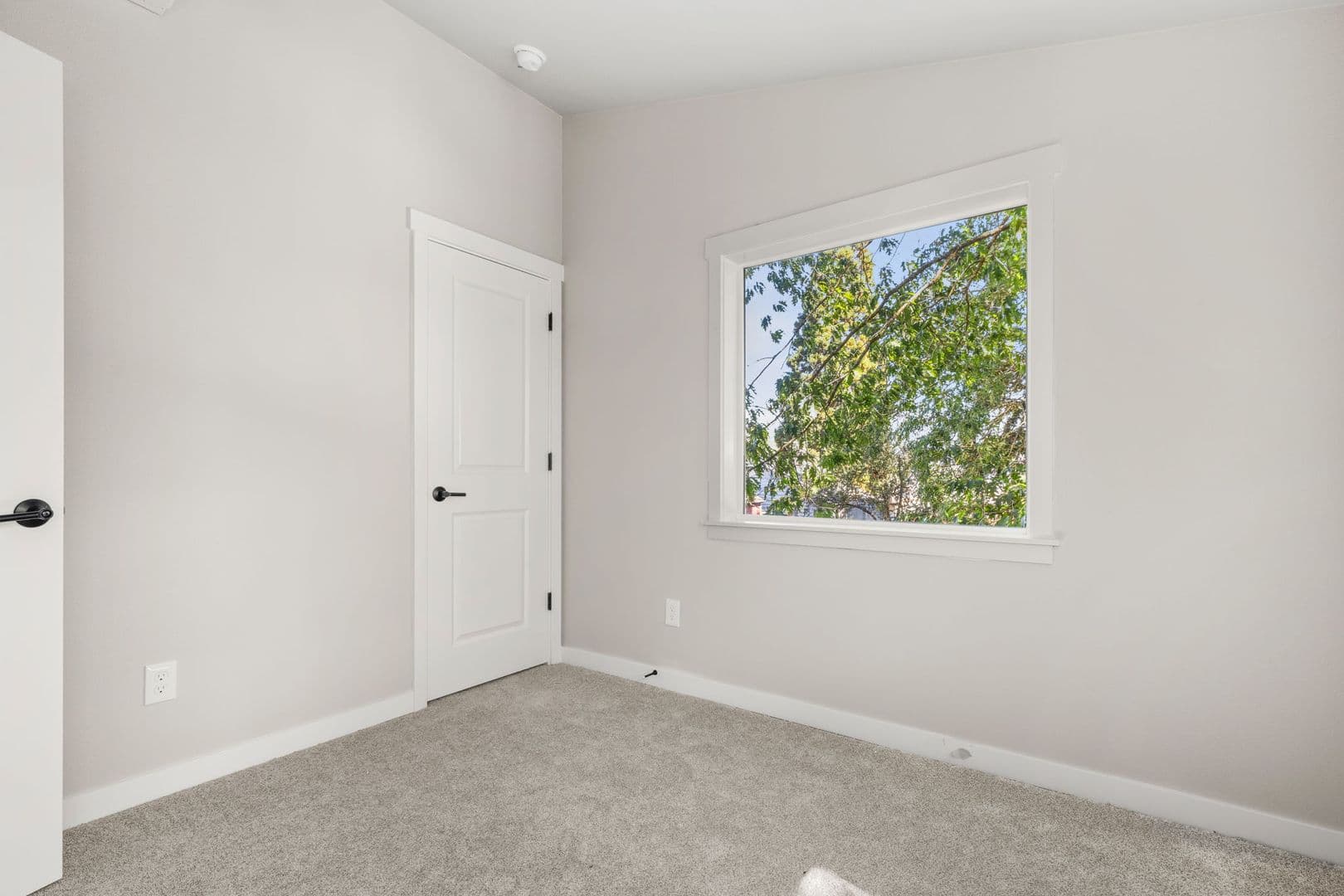 Portland Apartment: 8516 NE Hassalo St