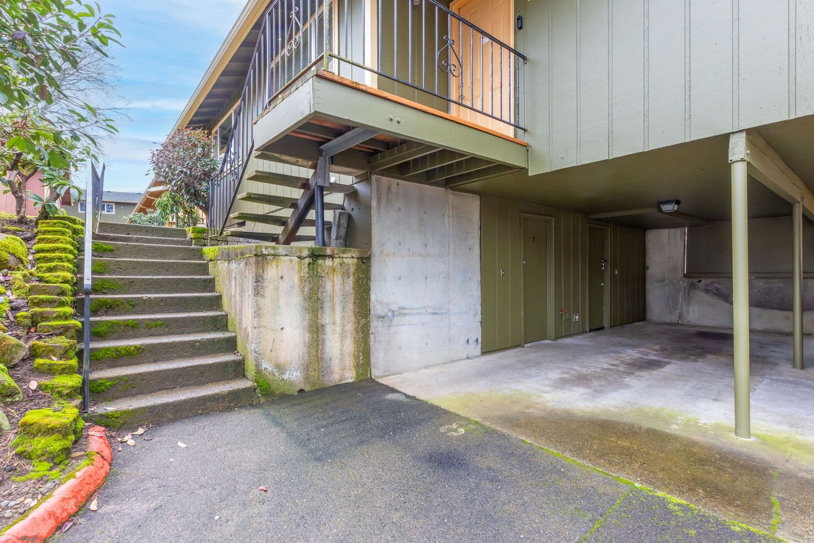 Portland Apartment: 17420 NE Halsey St