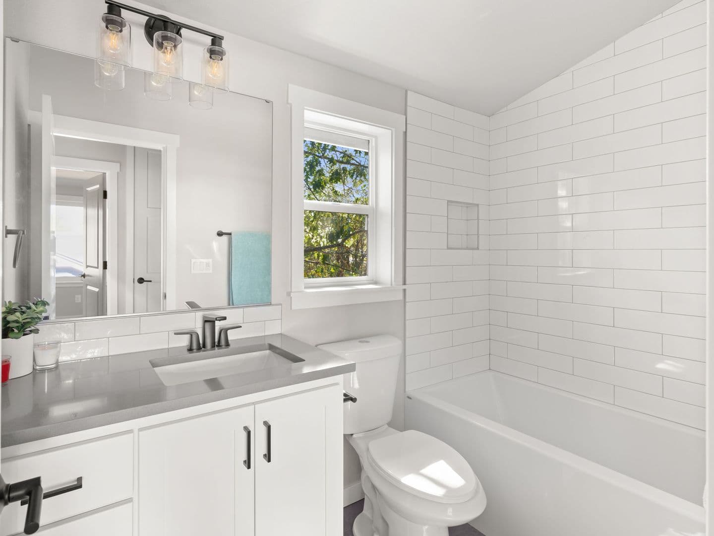 Portland Apartment: 8516 NE Hassalo St