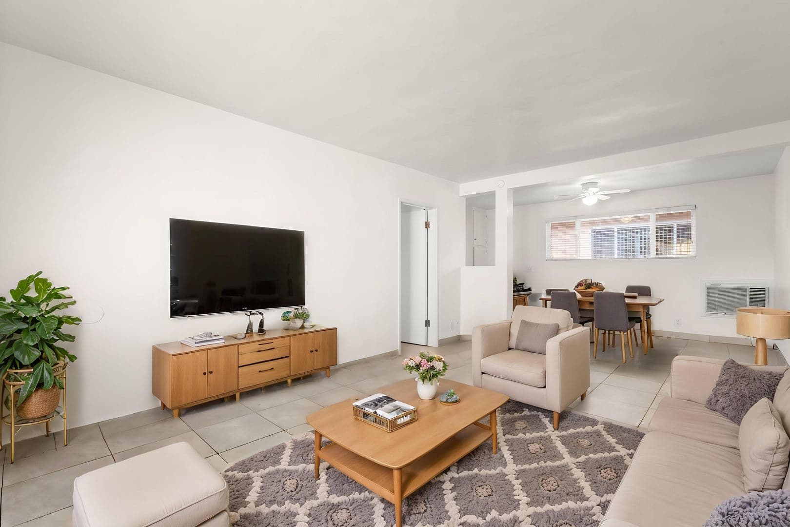 Sherman Oaks Apartment: 4846 Hazeltine Avenue