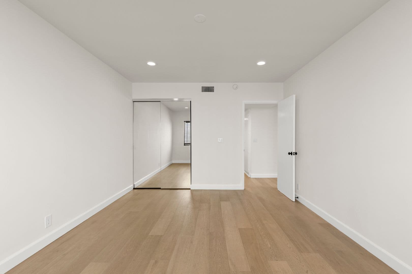 Beverly Hills Apartment: 148 S. Oakhurst Drive