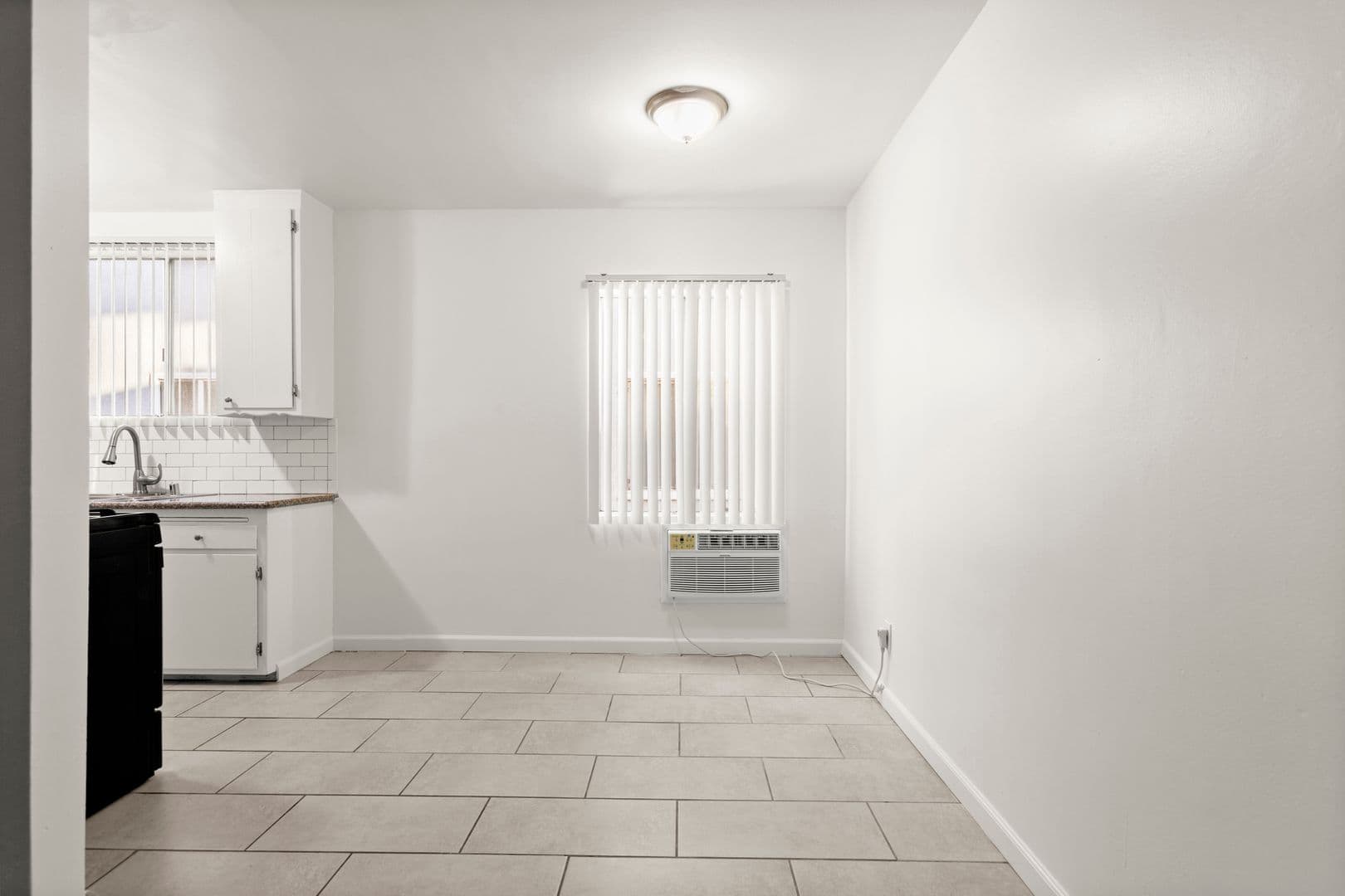 North Hollywood Apartment: 7111 Whitsett Avenue