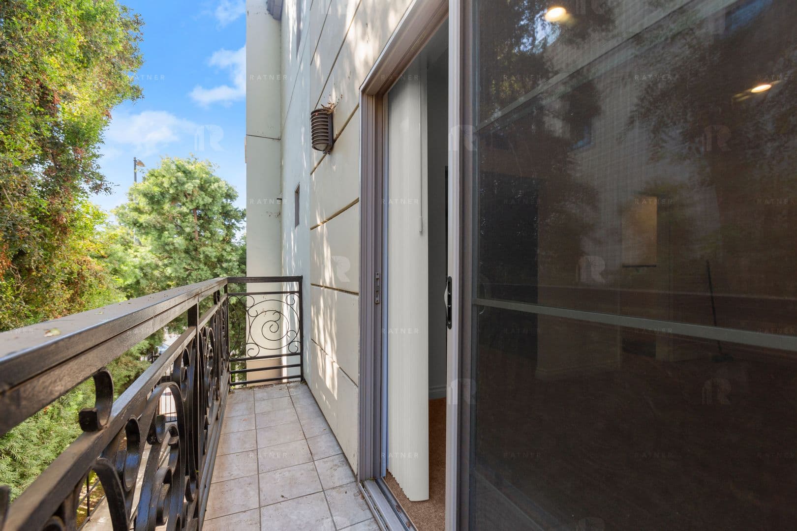 Valley Village Apartment: 5056 Laurel Canyon Blvd