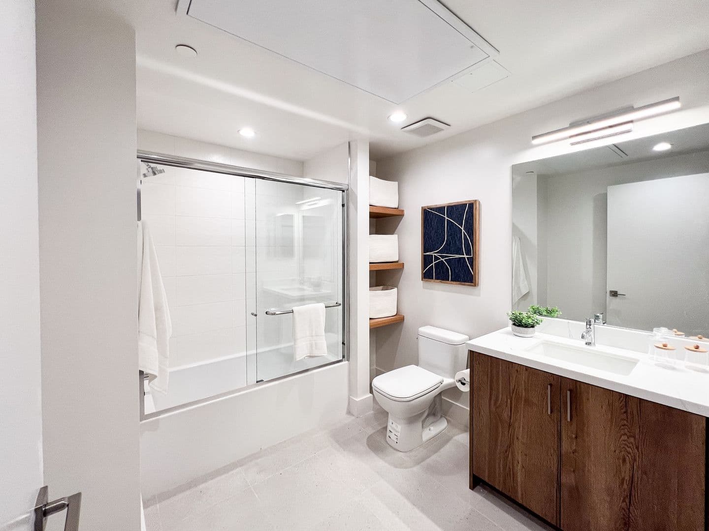 Valley Village Apartment: 12444 Chandler Blvd