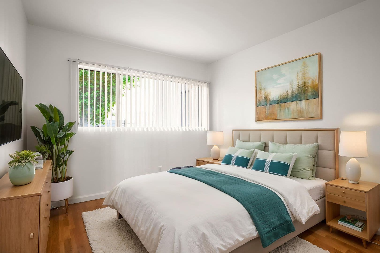 North Hollywood Apartment: 7111 Whitsett Avenue