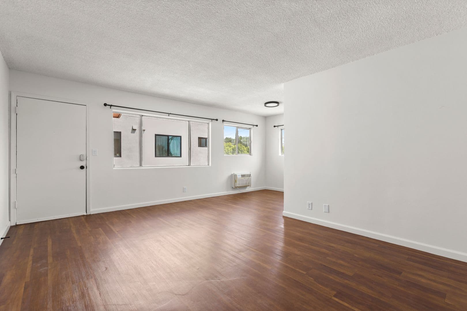 North Hollywood Apartment: 6449 Troost Avenue