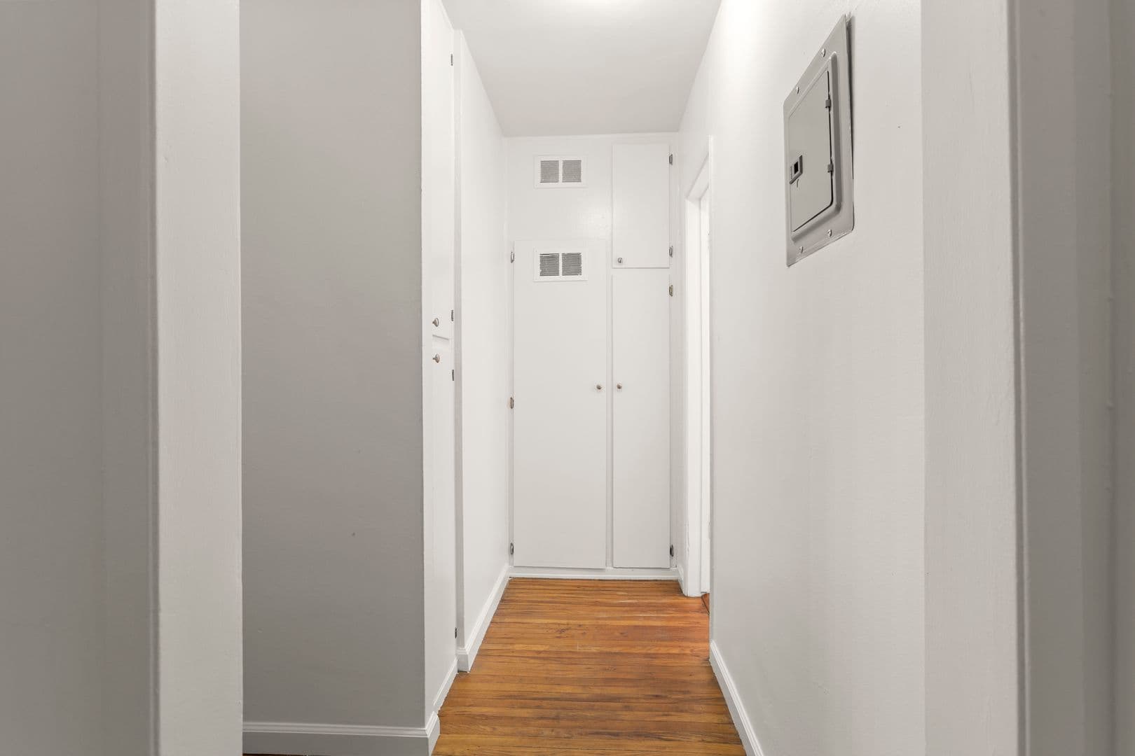 North Hollywood Apartment: 7111 Whitsett Avenue