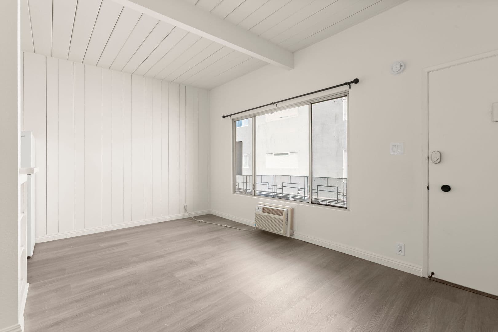 Studio City Apartment: 4135 Laurel Canyon Blvd