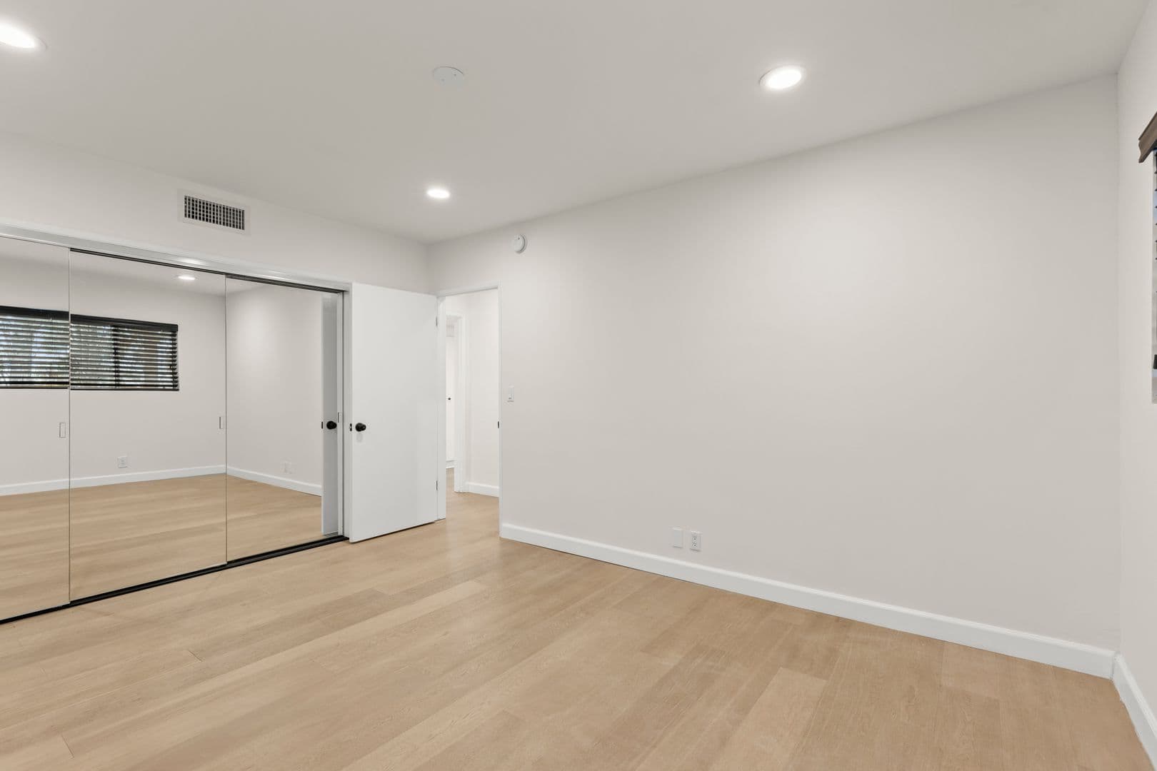 Beverly Hills Apartment: 148 S. Oakhurst Drive
