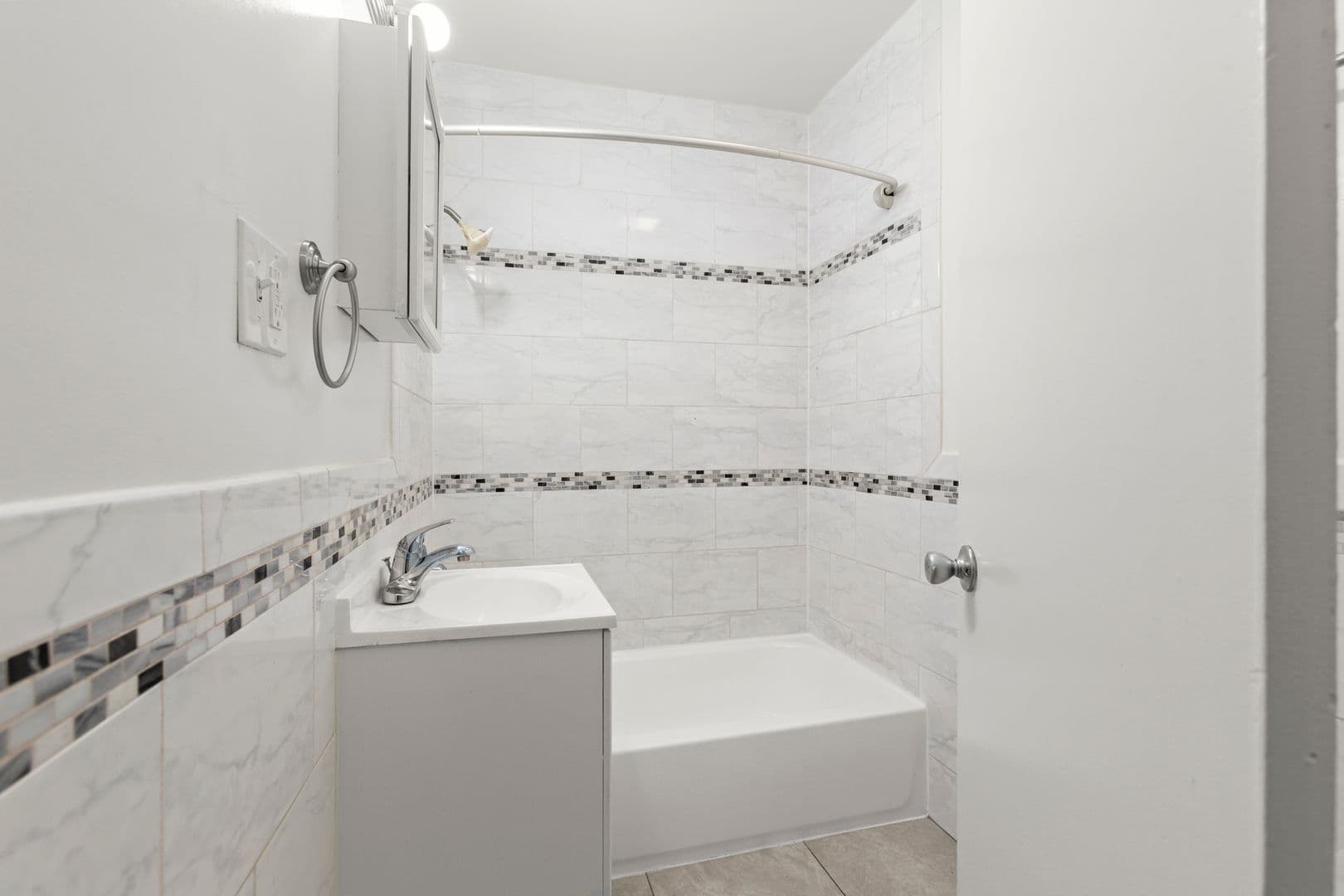 Sherman Oaks Apartment: 4846 Hazeltine Avenue