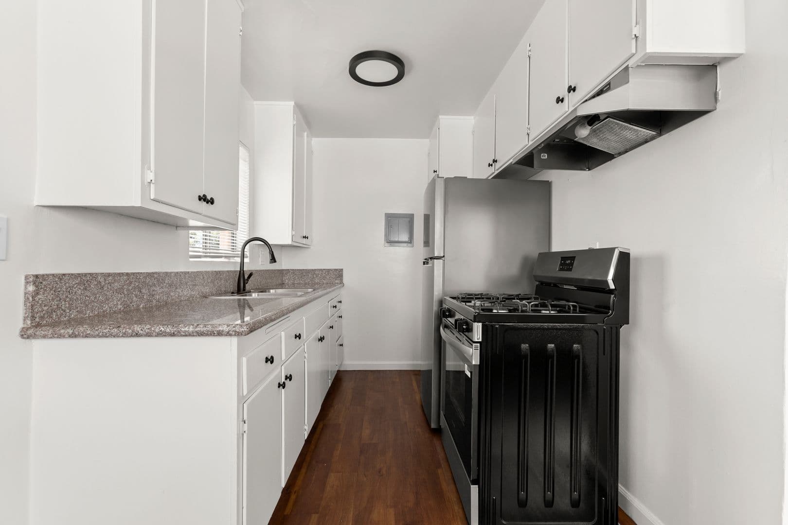North Hollywood Apartment: 6449 Troost Avenue