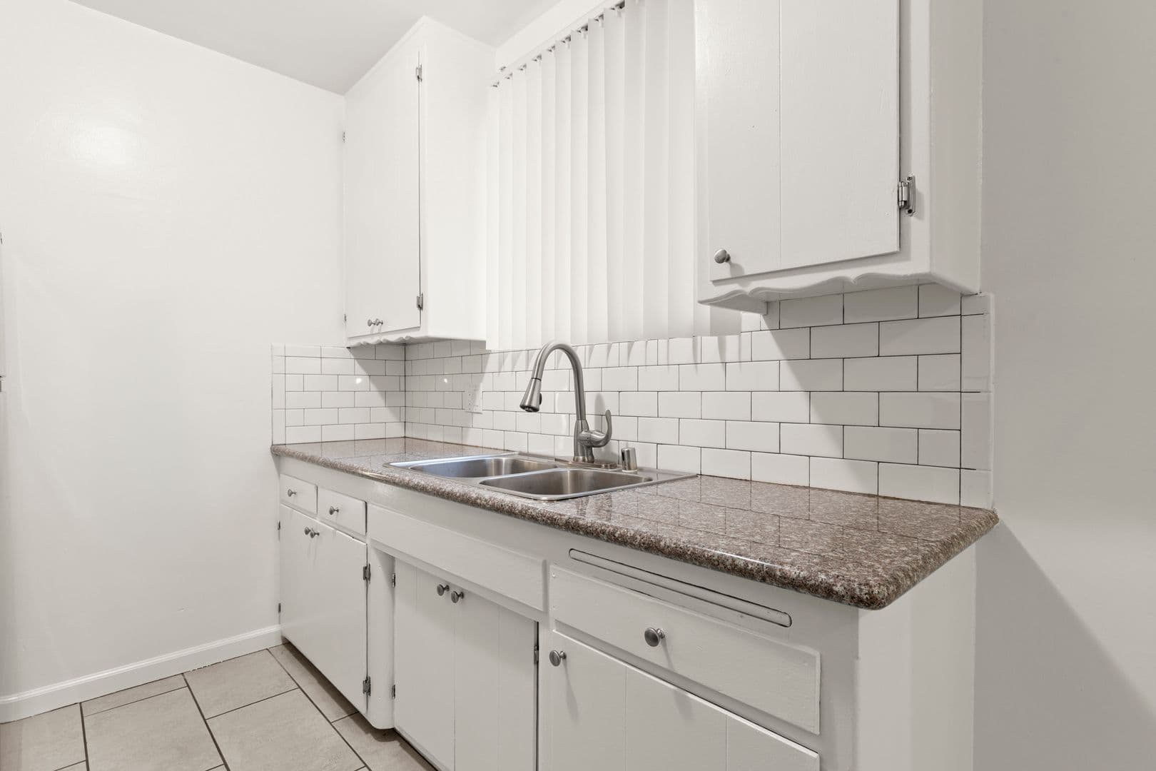 North Hollywood Apartment: 7111 Whitsett Avenue