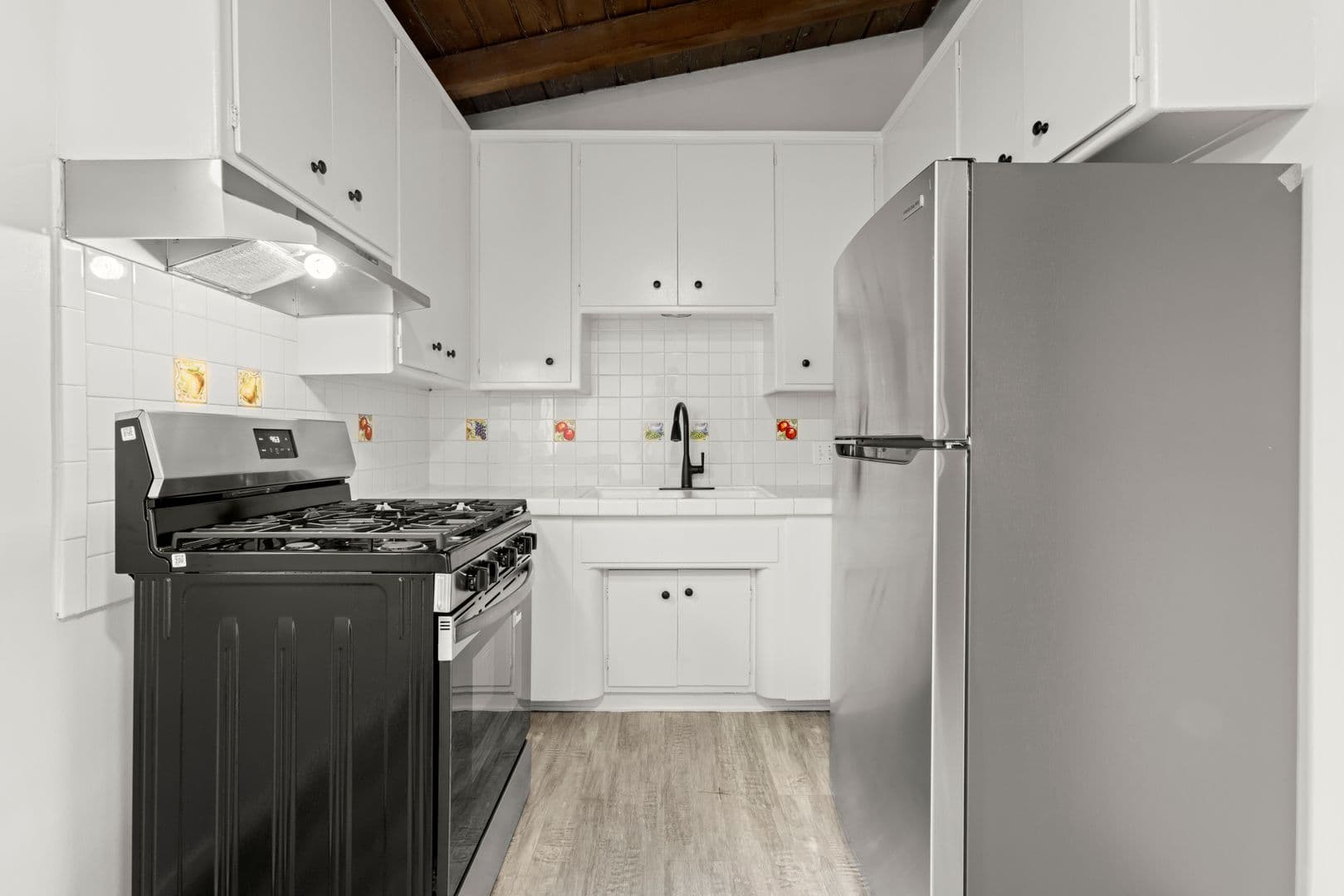 North Hollywood Apartment: 6725 Laurel Canyon Blvd