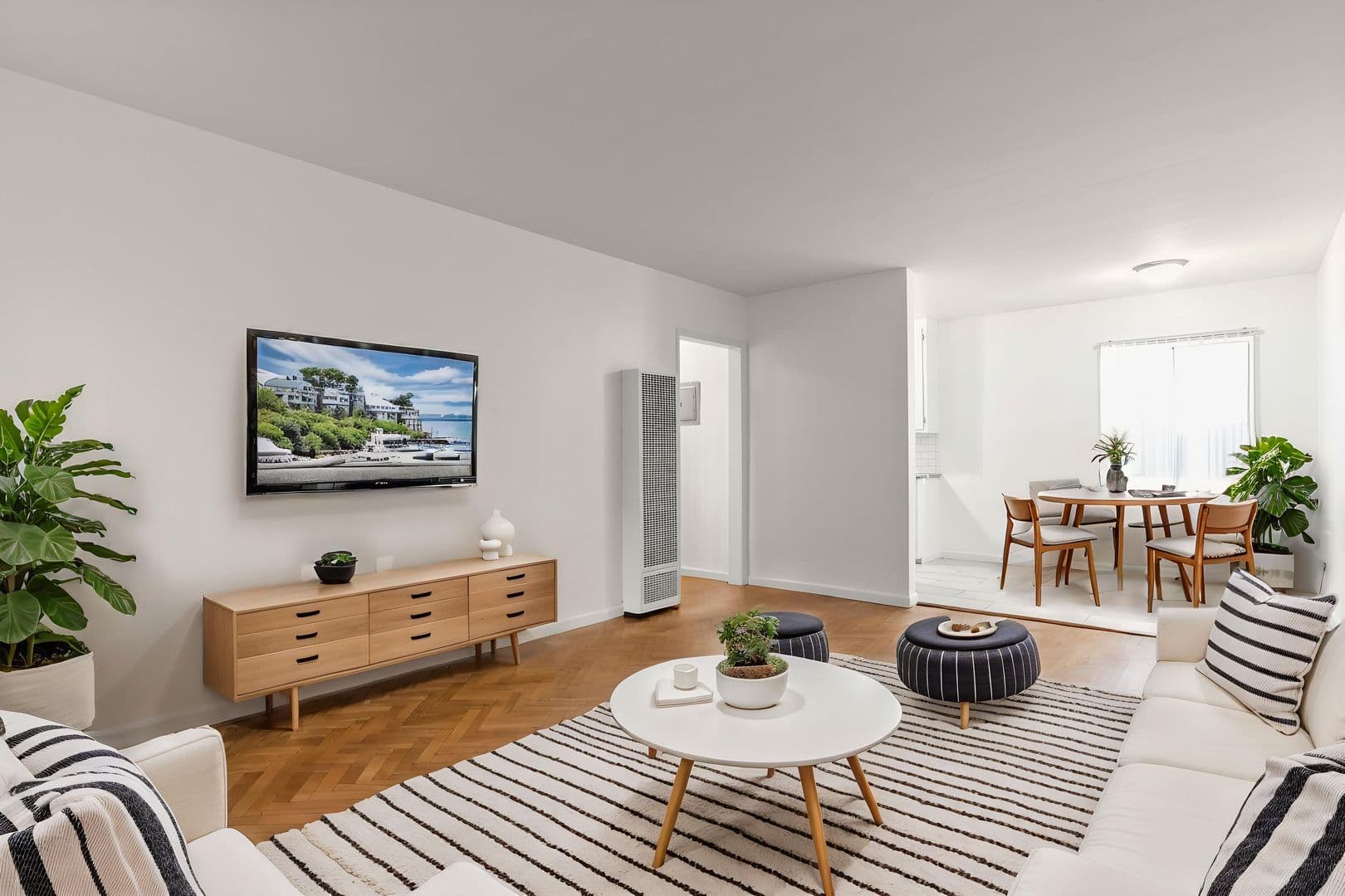 North Hollywood Apartment: 7111 Whitsett Avenue