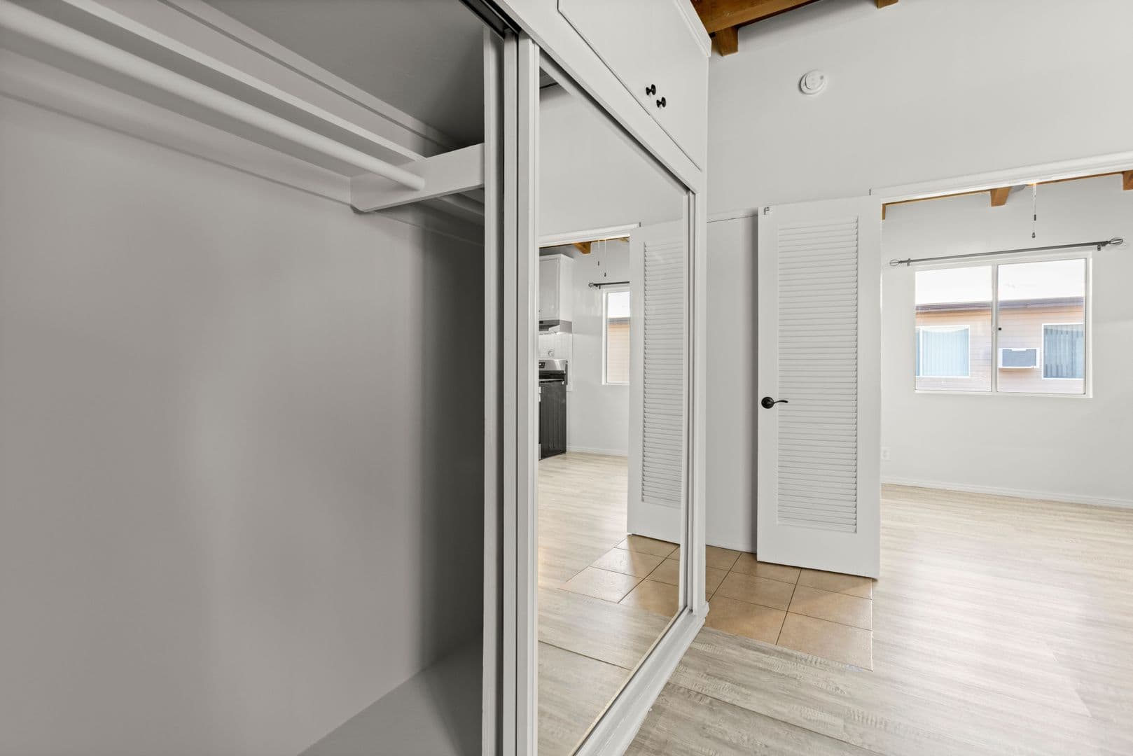 North Hollywood Apartment: 6725 Laurel Canyon Blvd