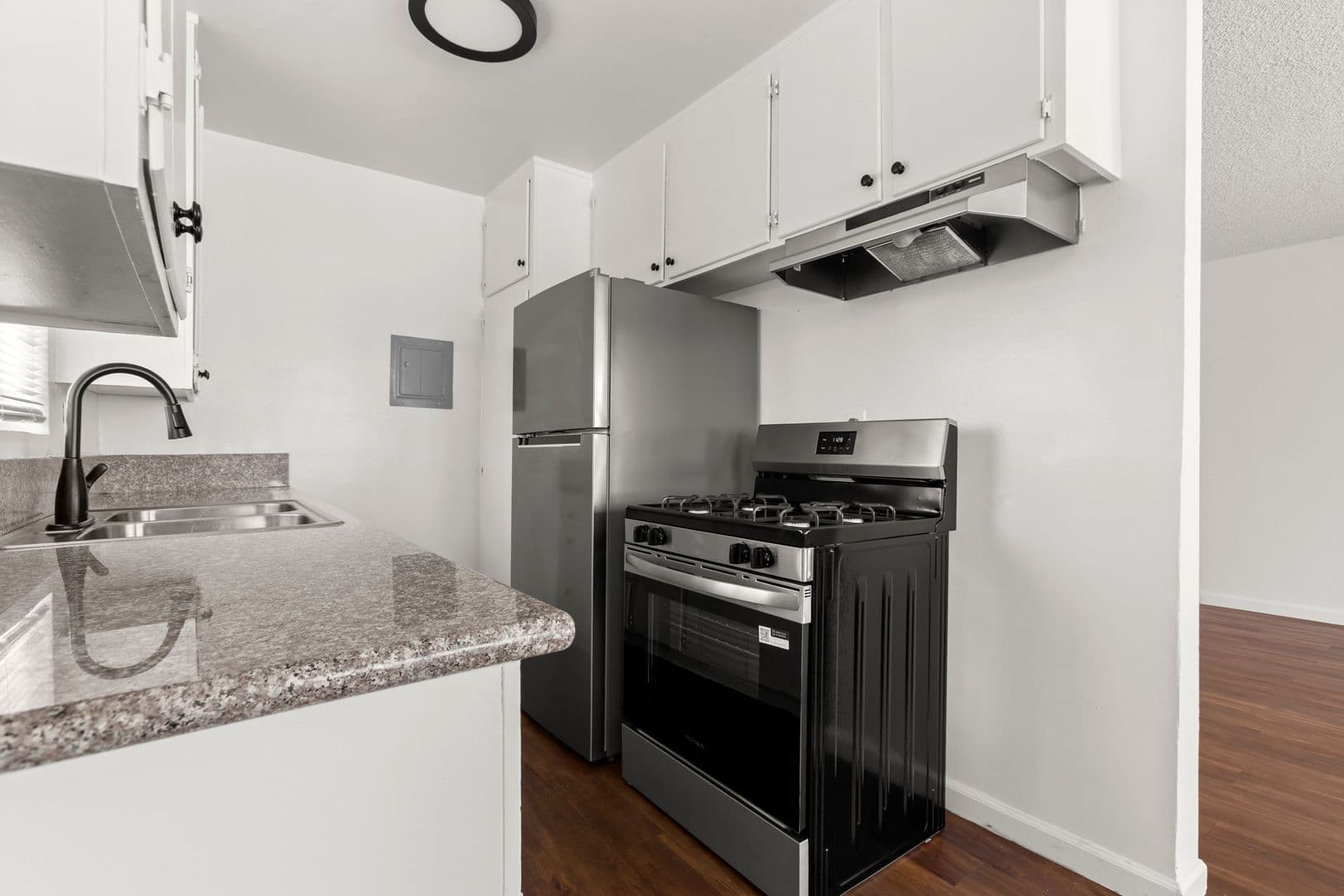 North Hollywood Apartment: 6449 Troost Avenue