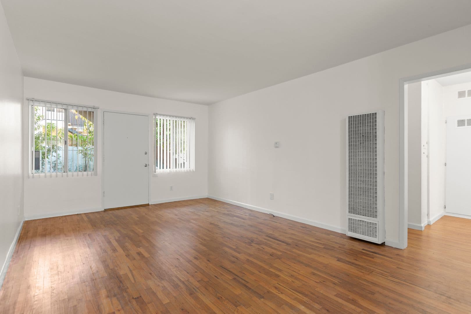 North Hollywood Apartment: 7111 Whitsett Avenue