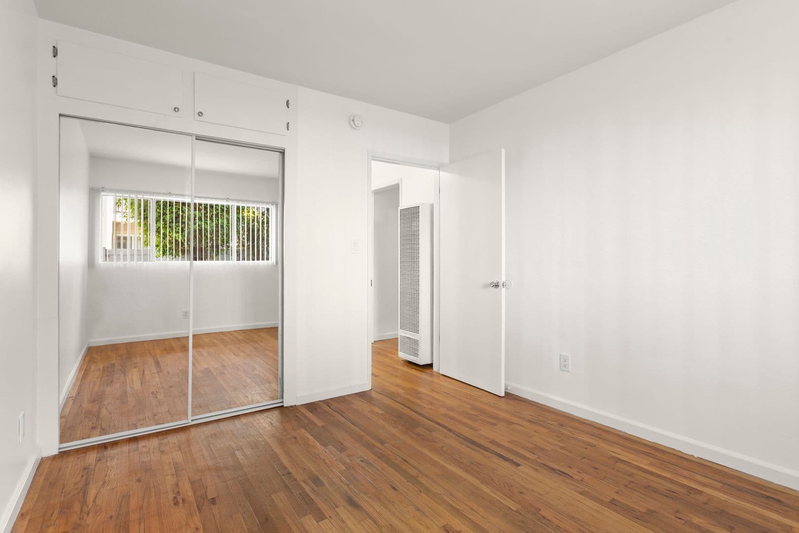North Hollywood Apartment: 7111 Whitsett Avenue