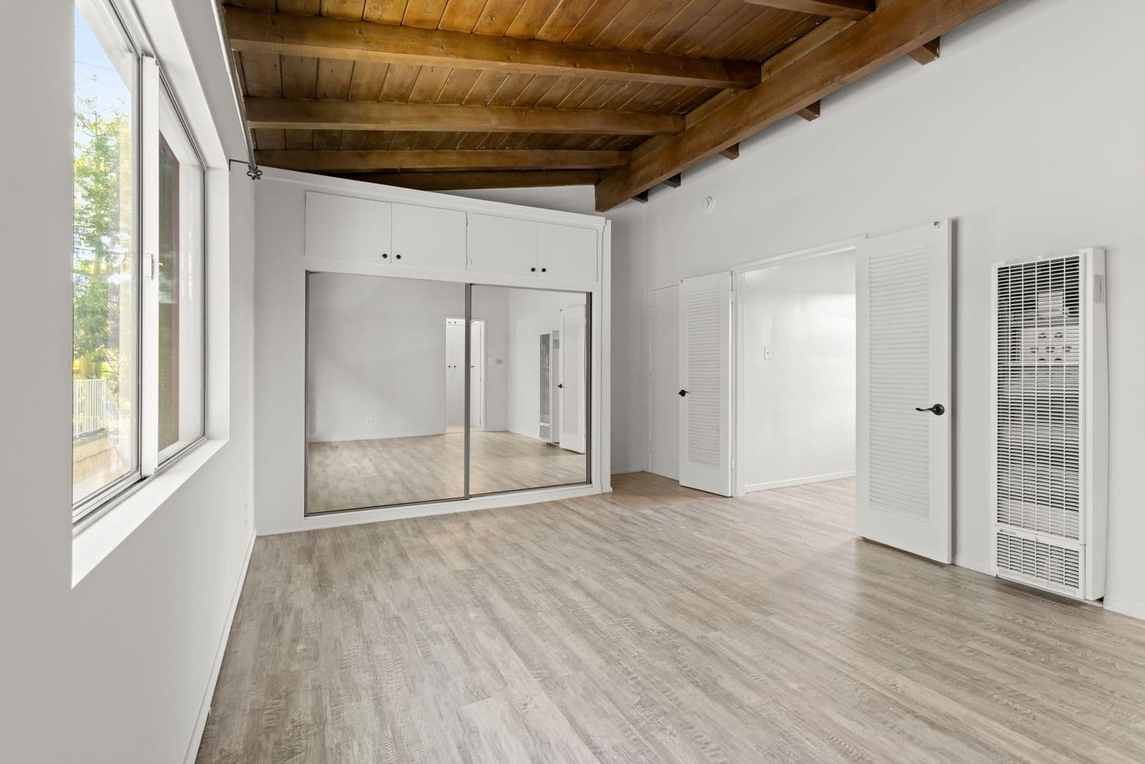 North Hollywood Apartment: 6725 Laurel Canyon Blvd