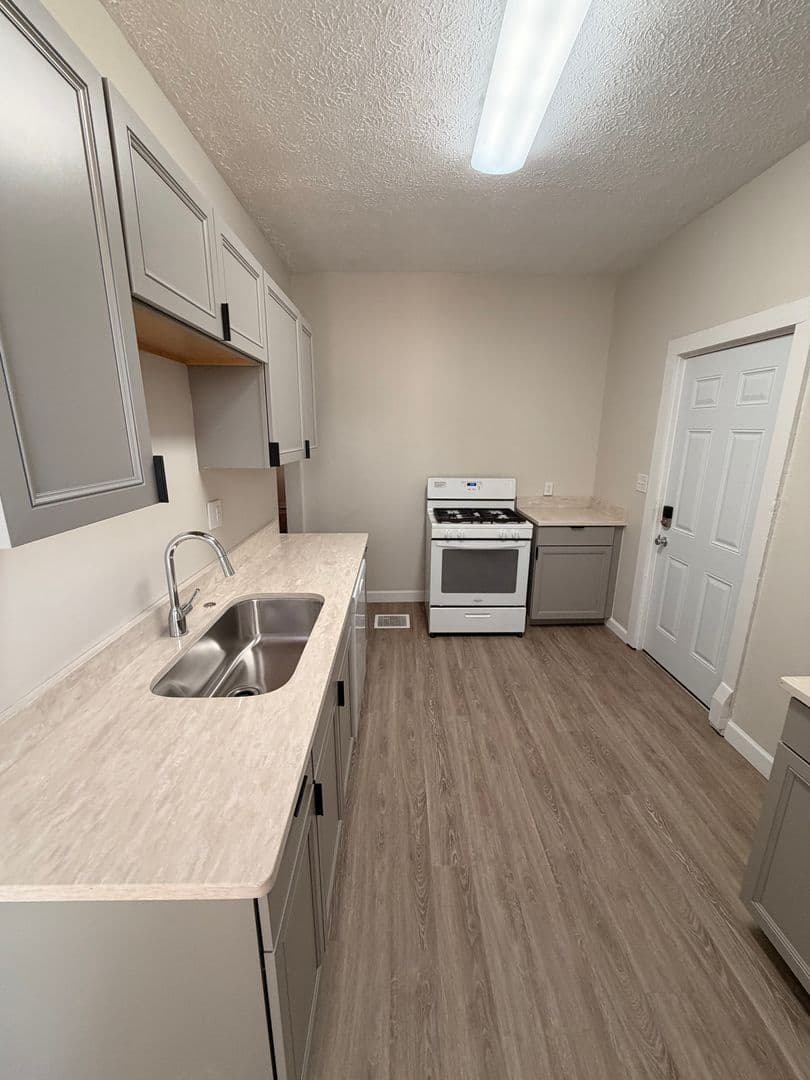 Columbus Apartment: 133 - 133.5 W 10th Ave.
