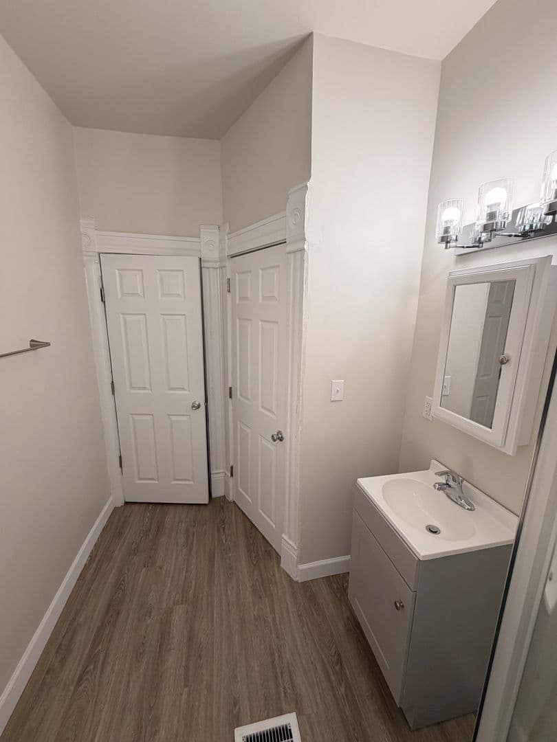 Columbus Apartment: 133 - 133.5 W 10th Ave.