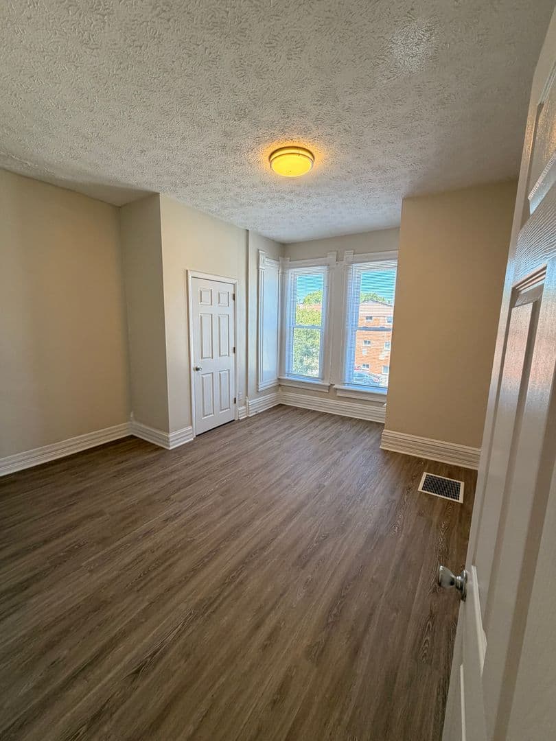 Columbus Apartment: 133 - 133.5 W 10th Ave.