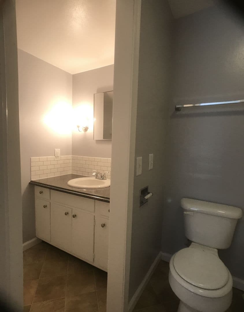 Edwardsville Apartment: 40 Devon Ct