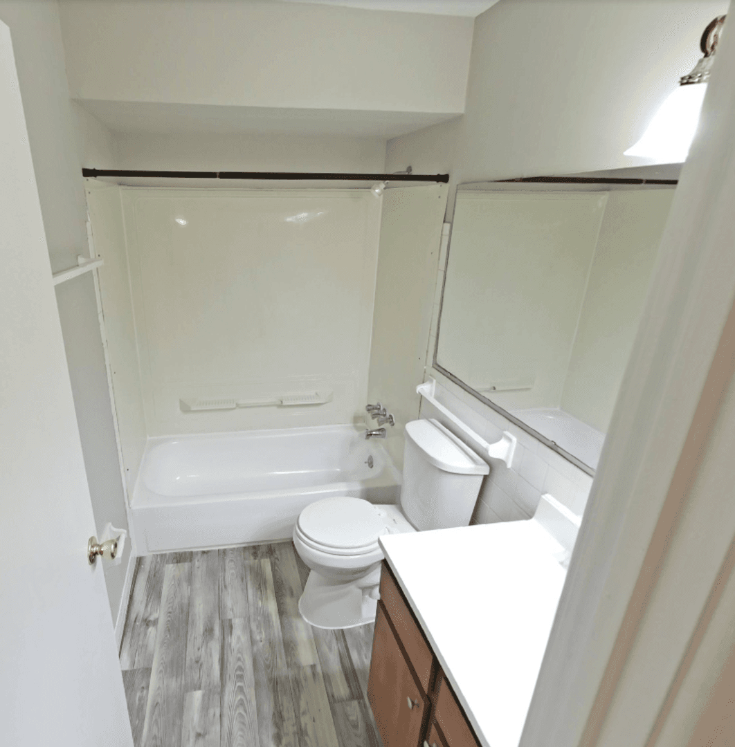 Hazelwood Apartment: 240 Chez Vant Ct.