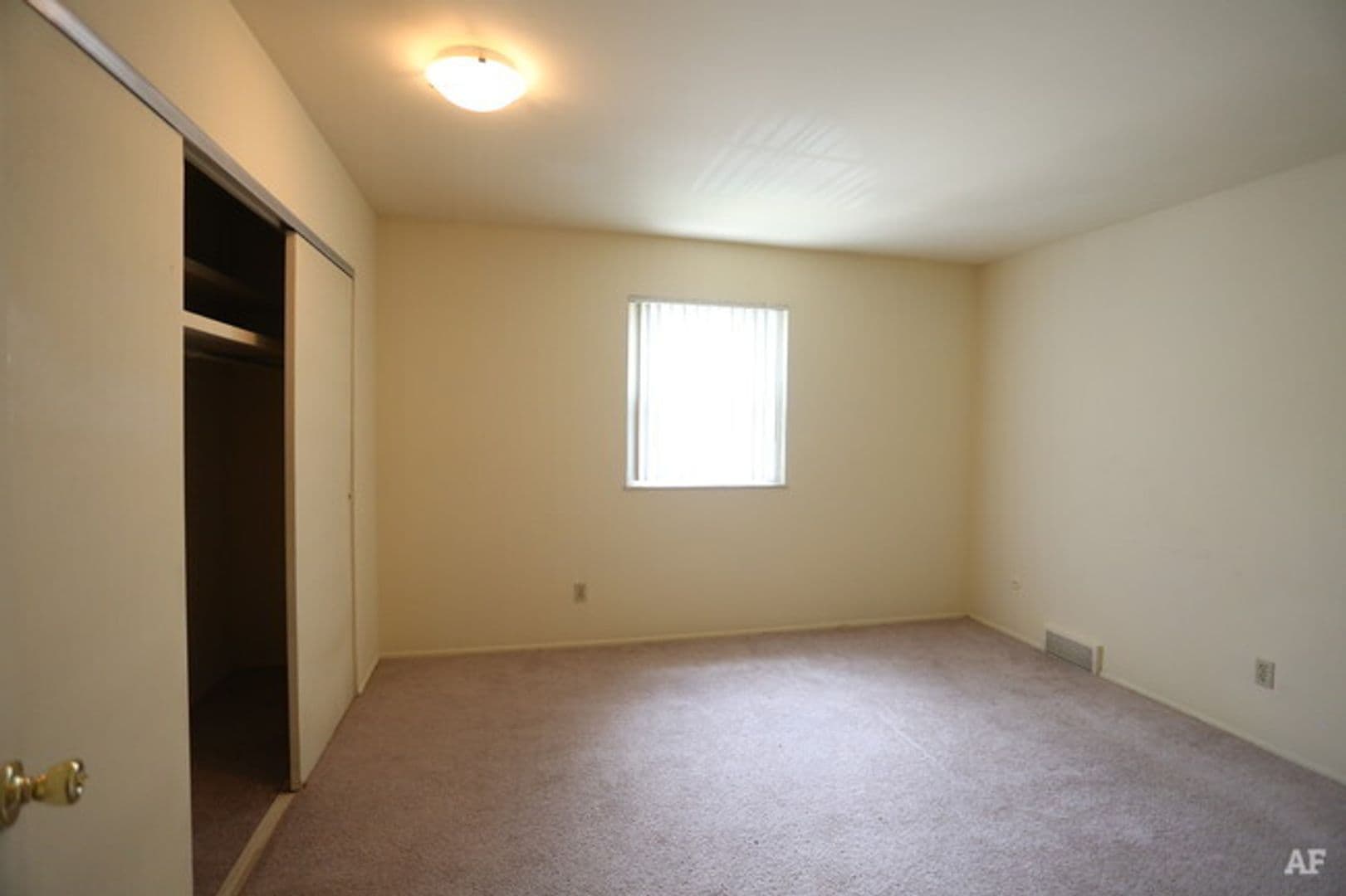 Hazelwood Apartment: 240 Chez Vant Ct.