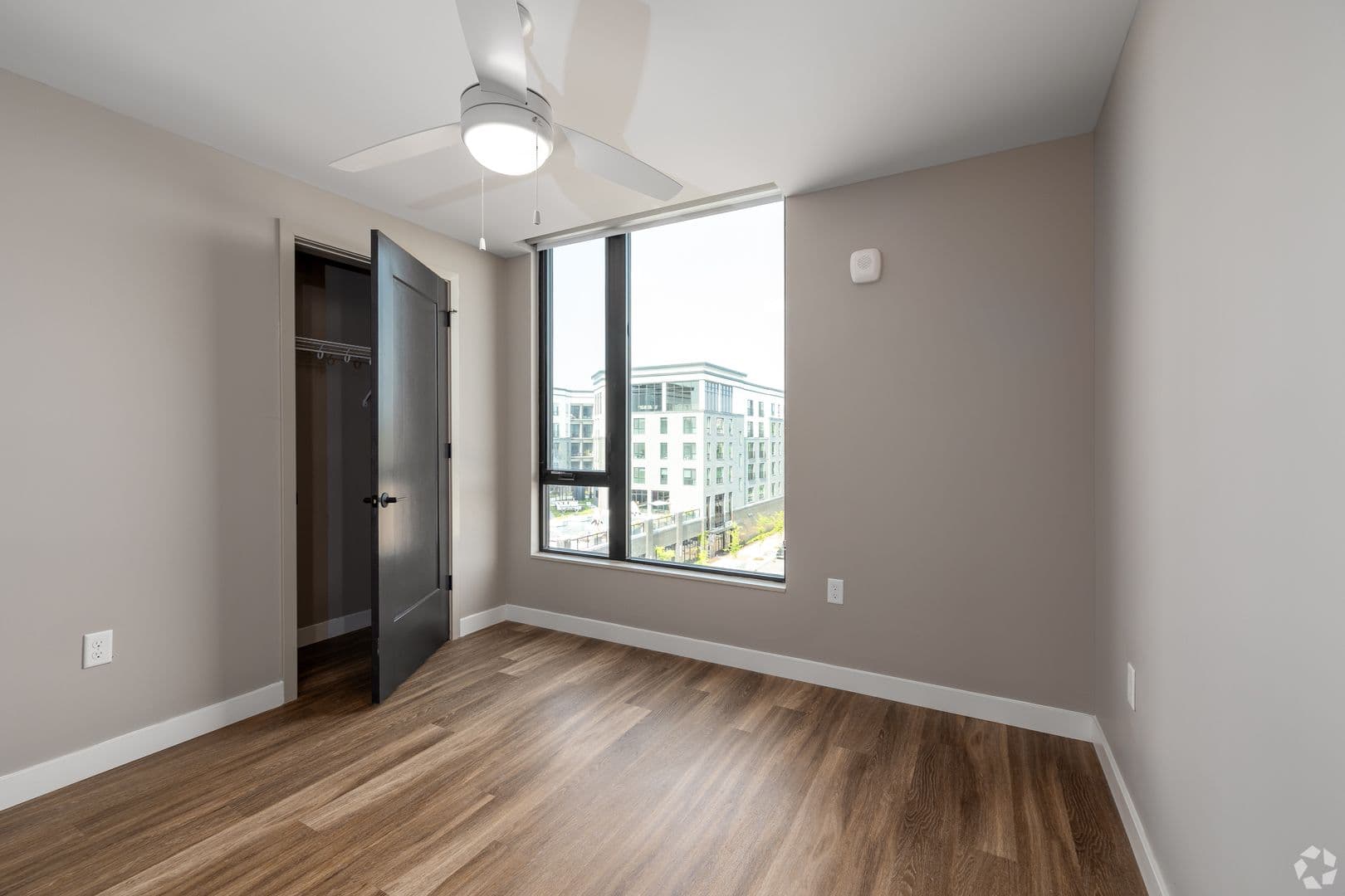 St Louis Apartment: 299 DeBaliviere Ave