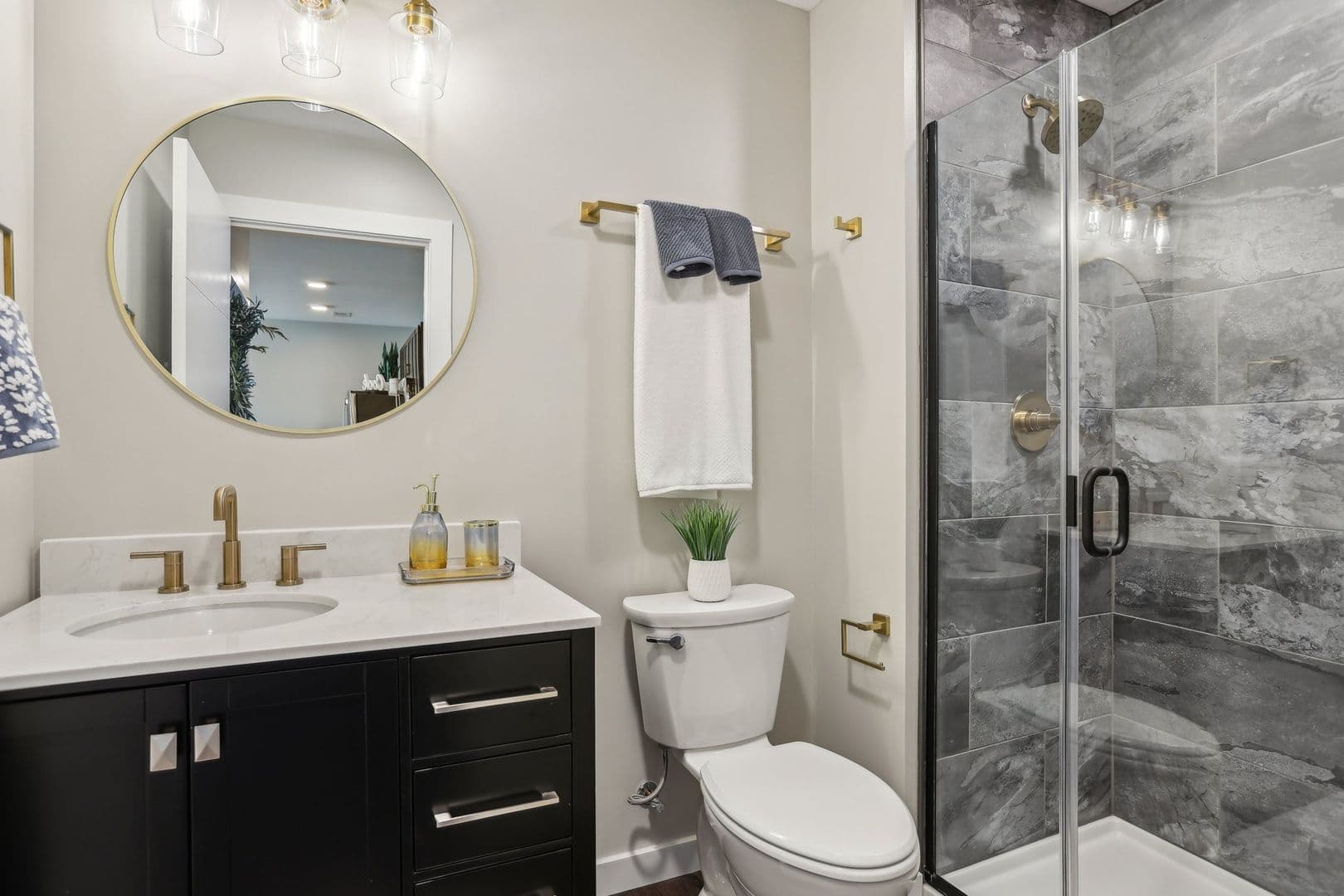 Edwardsville Apartment: 420 N Main