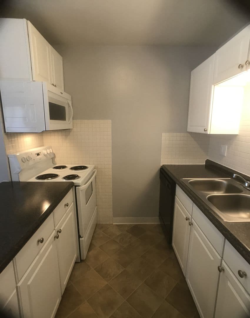 Edwardsville Apartment: 40 Devon Ct