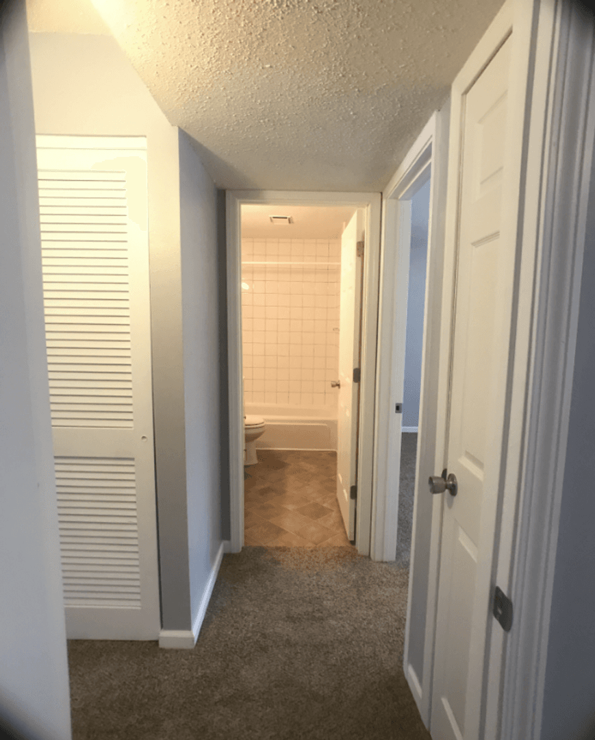 Edwardsville Apartment: 1124 University Dr