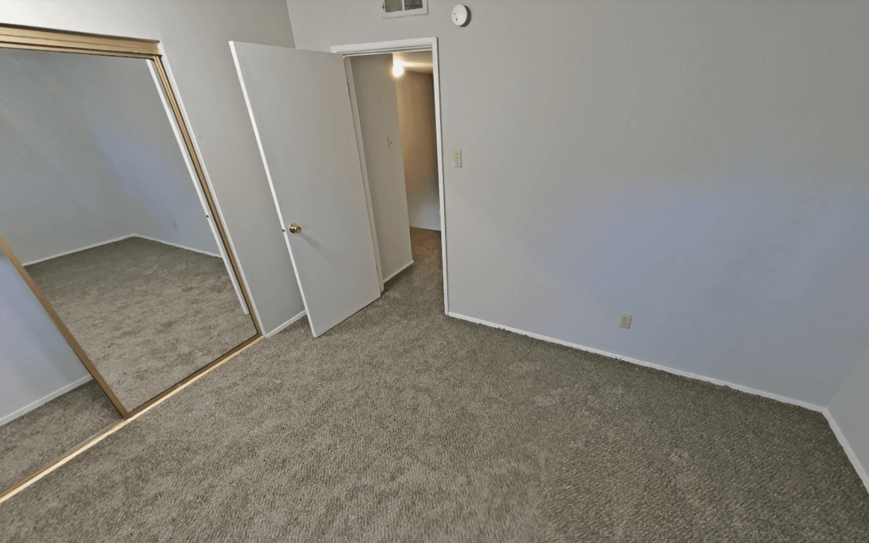 Hazelwood Apartment: 240 Chez Vant Ct.