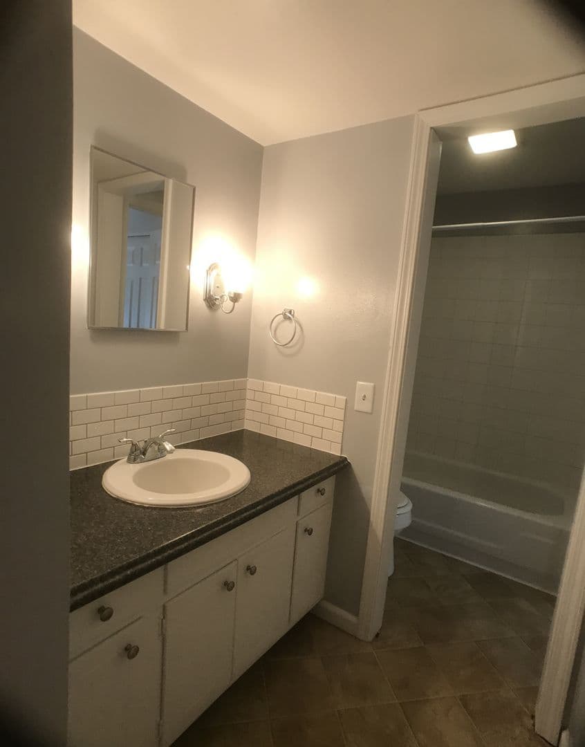 Edwardsville Apartment: 40 Devon Ct