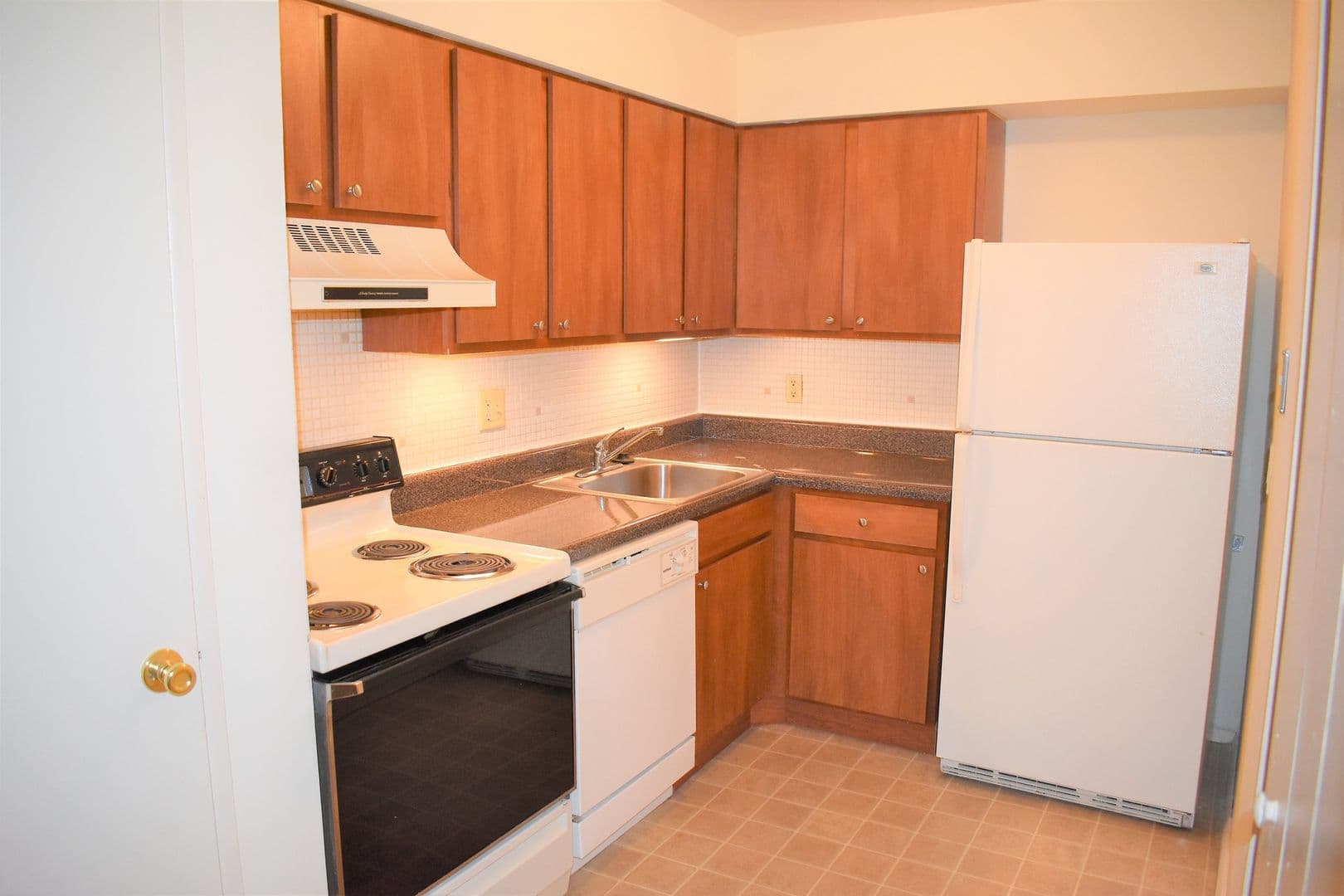 Hazelwood Apartment: 240 Chez Vant Ct.