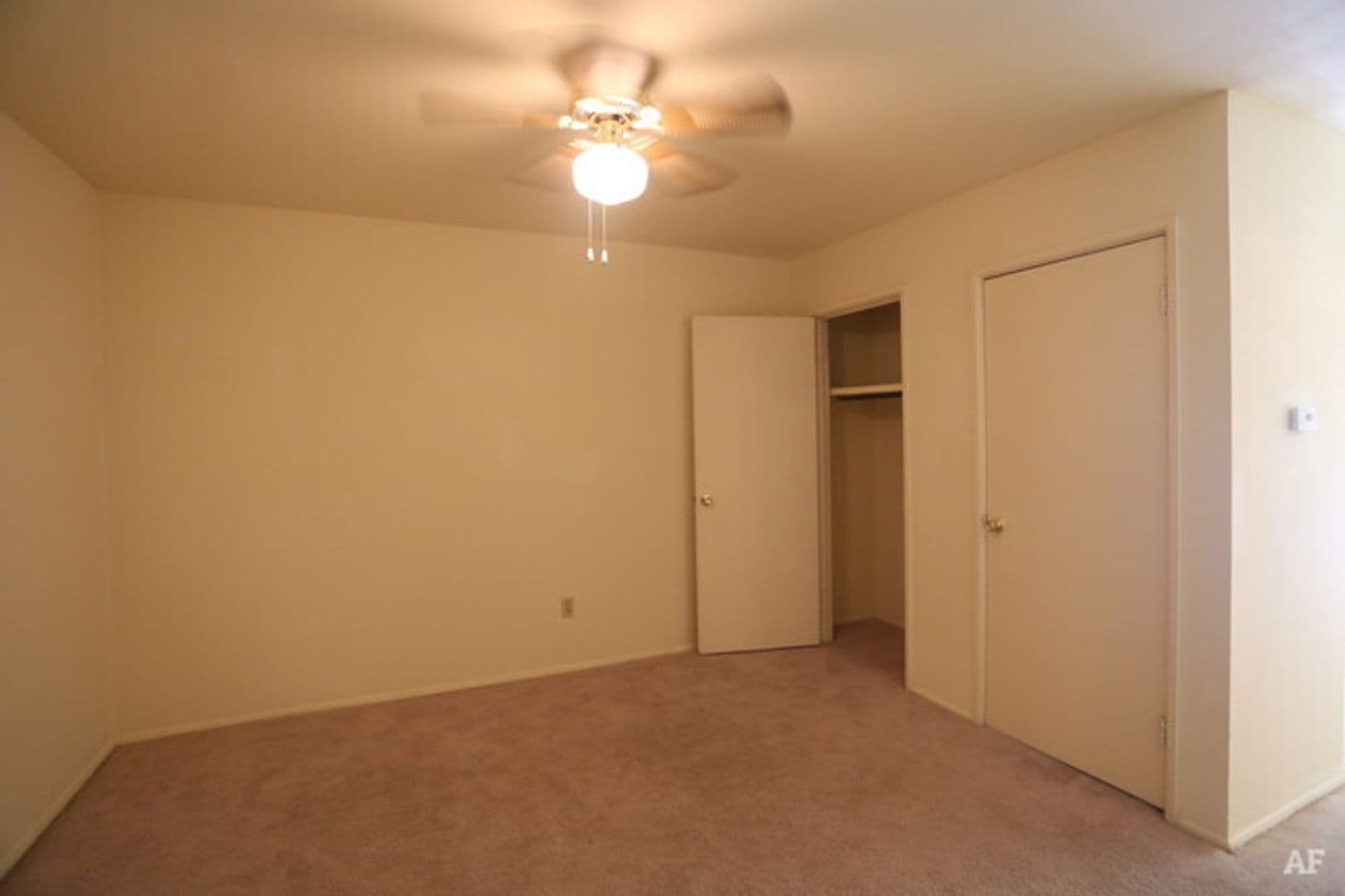 Hazelwood Apartment: 240 Chez Vant Ct.