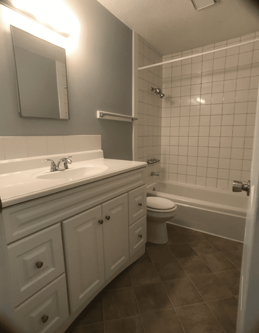 Edwardsville Apartment: 1124 University Dr