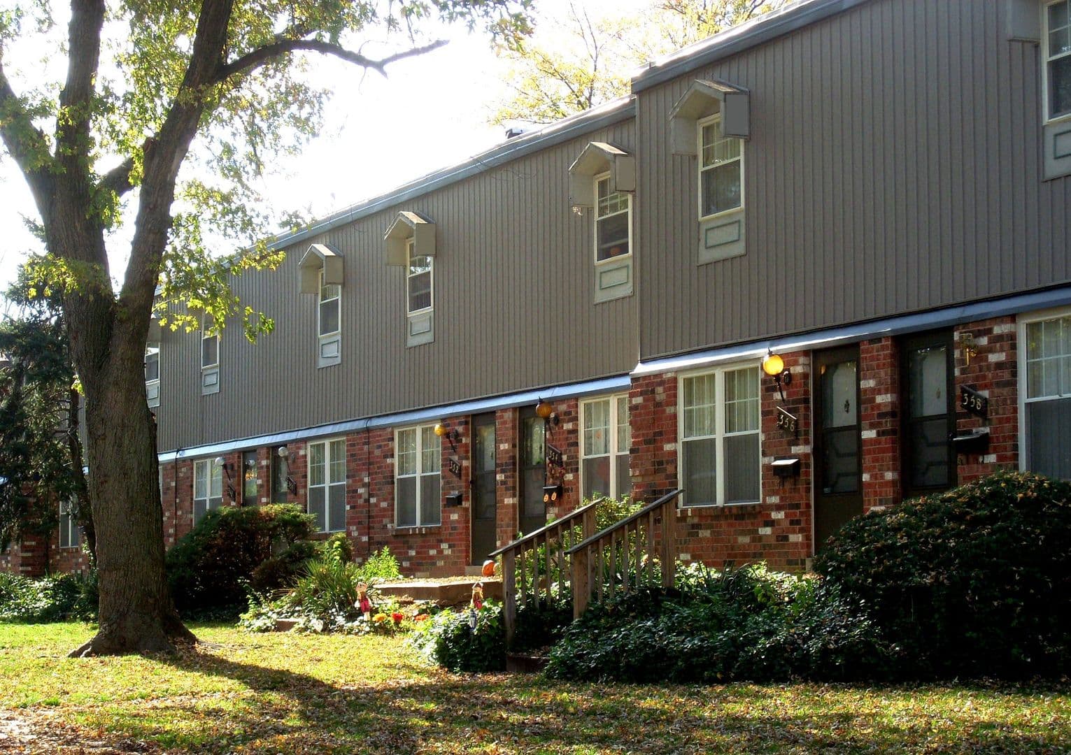 Hazelwood Apartment: 240 Chez Vant Ct.