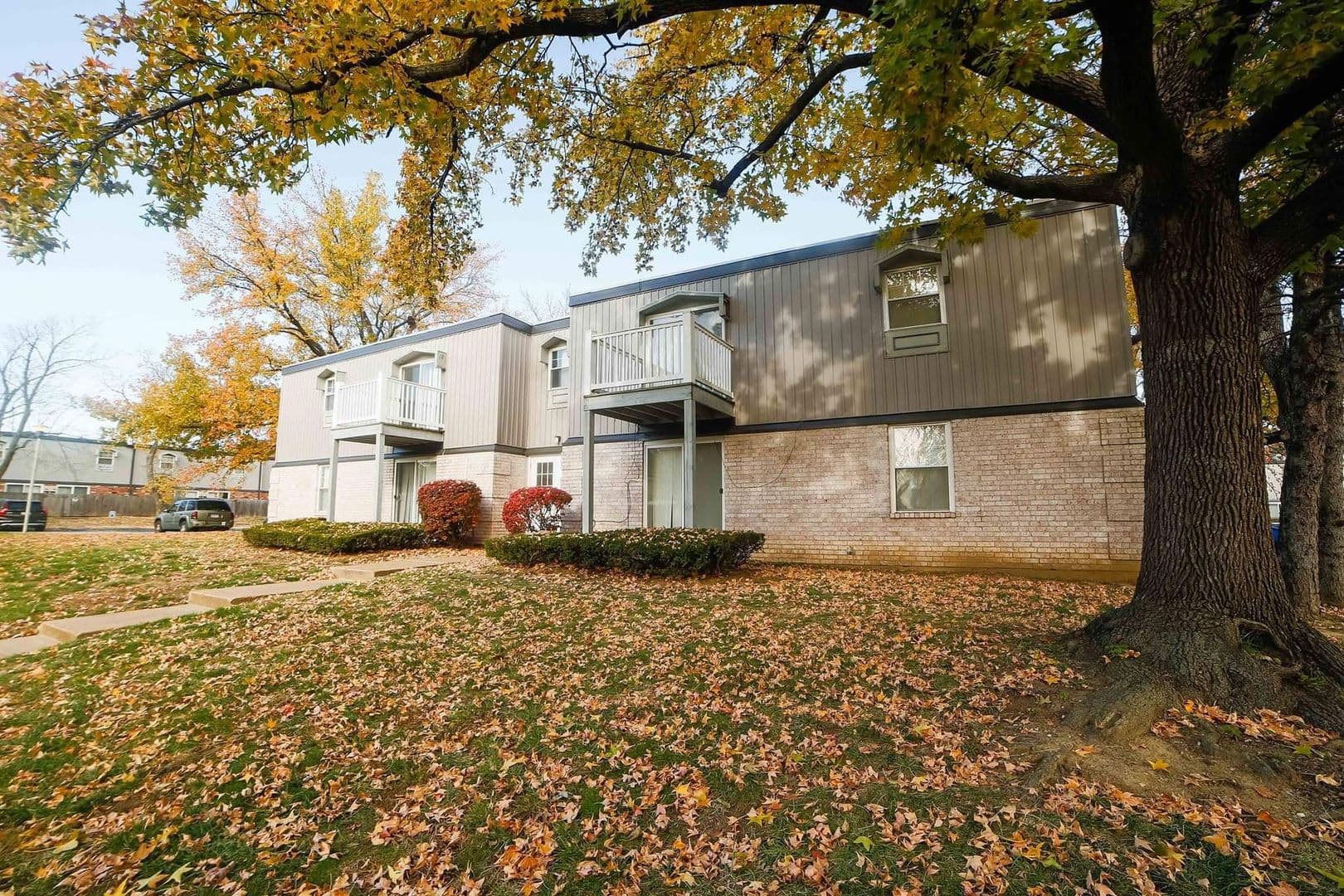 Hazelwood Apartment: 240 Chez Vant Ct.
