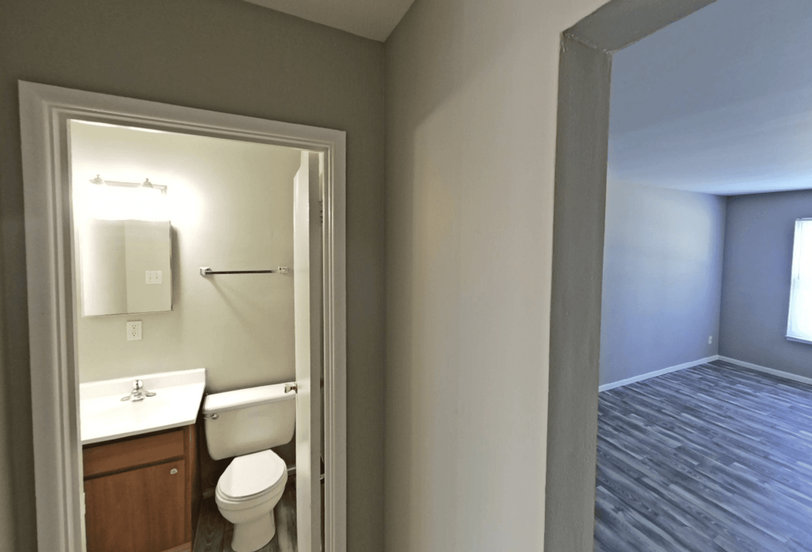 Hazelwood Apartment: 240 Chez Vant Ct.