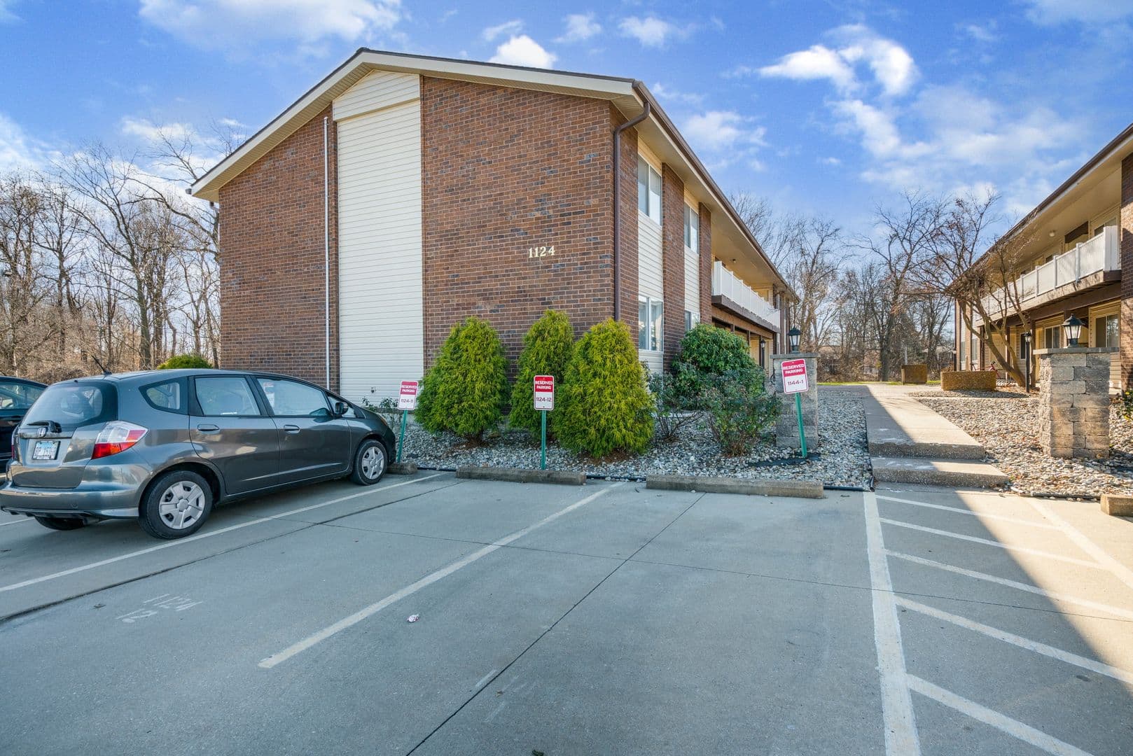 Edwardsville Apartment: 1124 University Dr