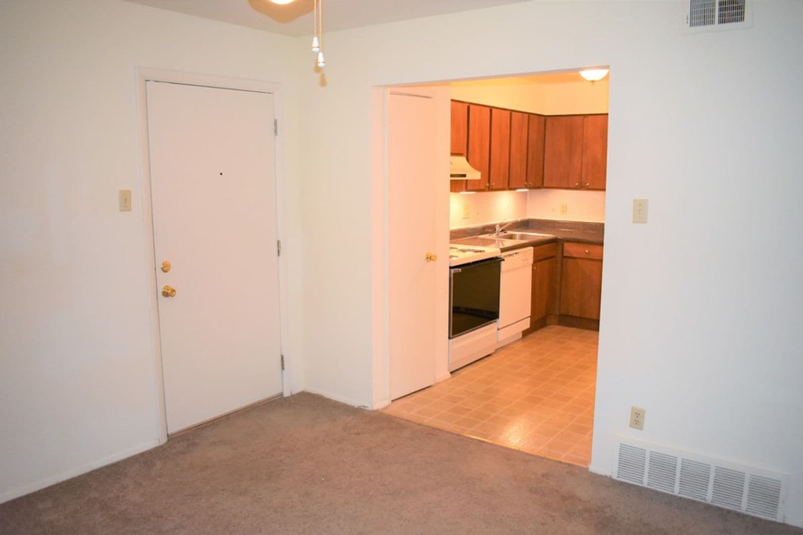 Hazelwood Apartment: 240 Chez Vant Ct.