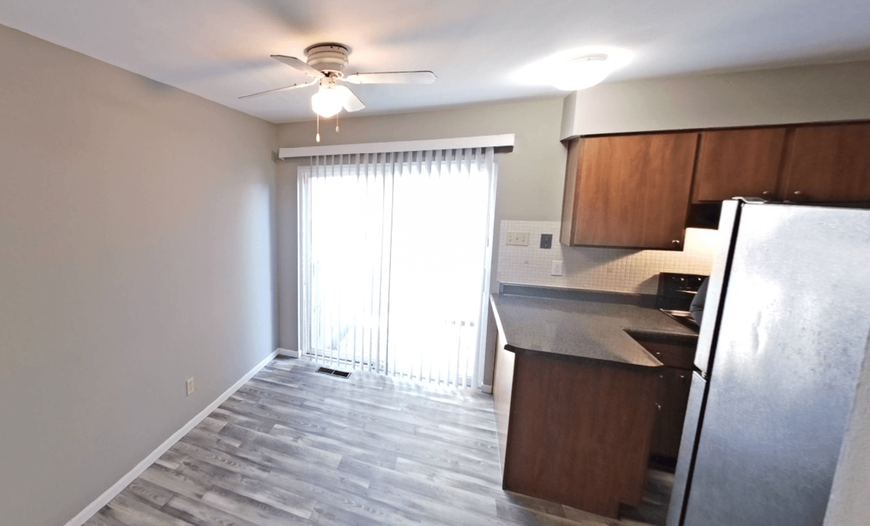 Hazelwood Apartment: 240 Chez Vant Ct.