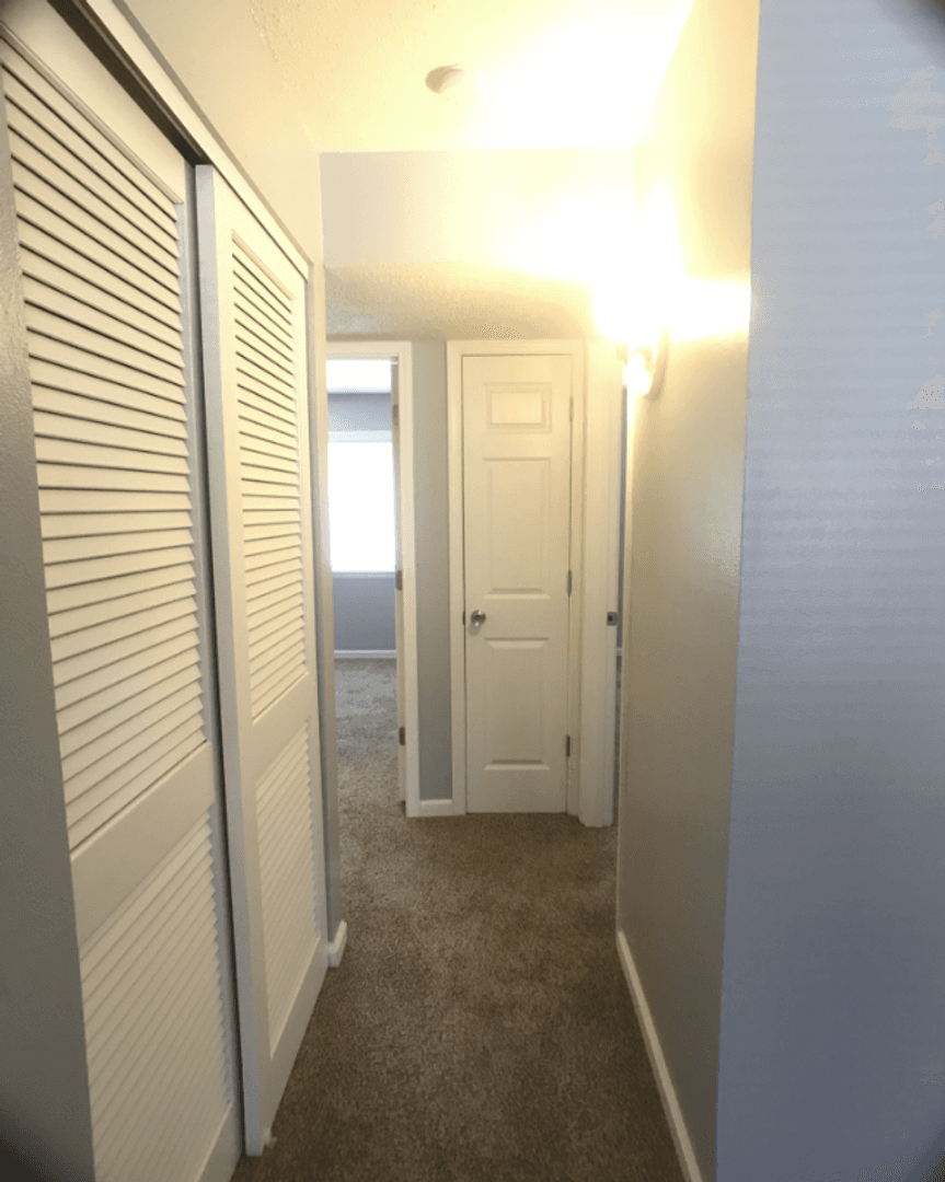 Edwardsville Apartment: 1124 University Dr