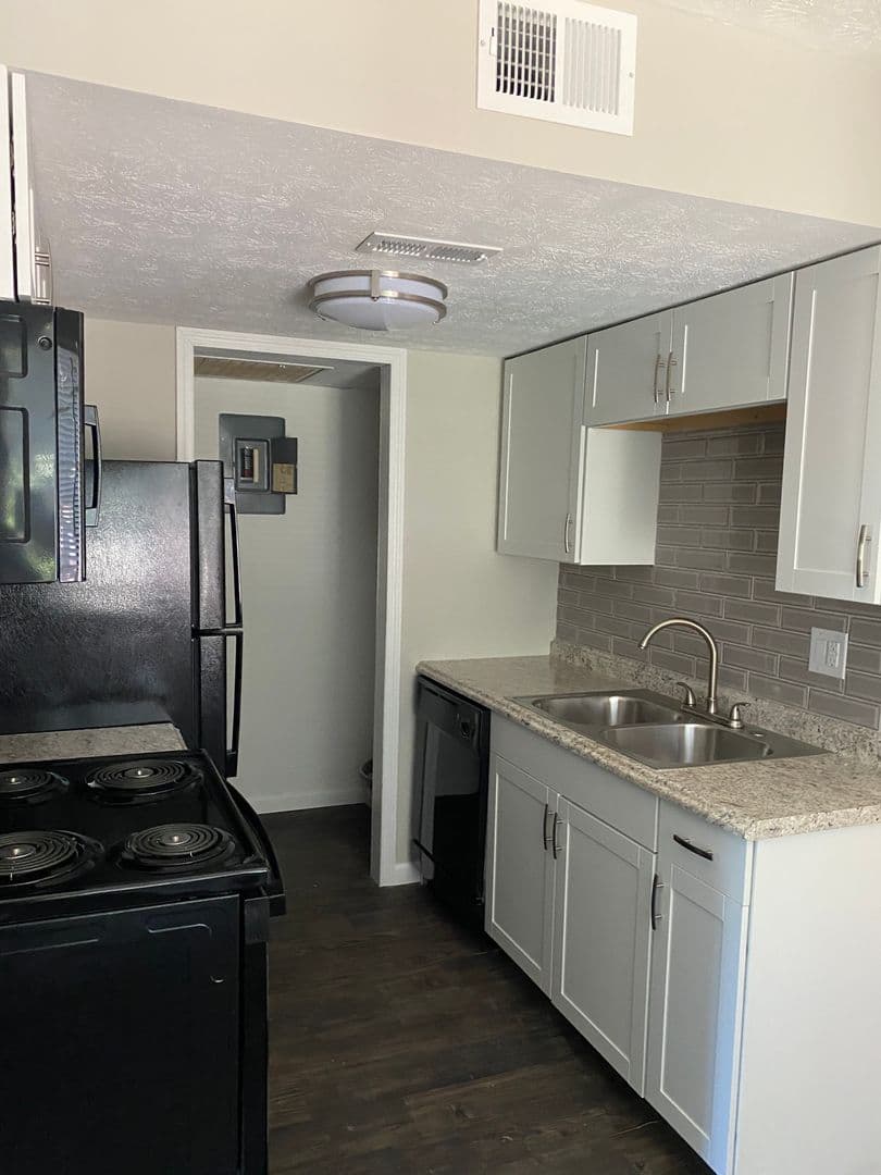 Edwardsville Apartment: 89 Devon Ct