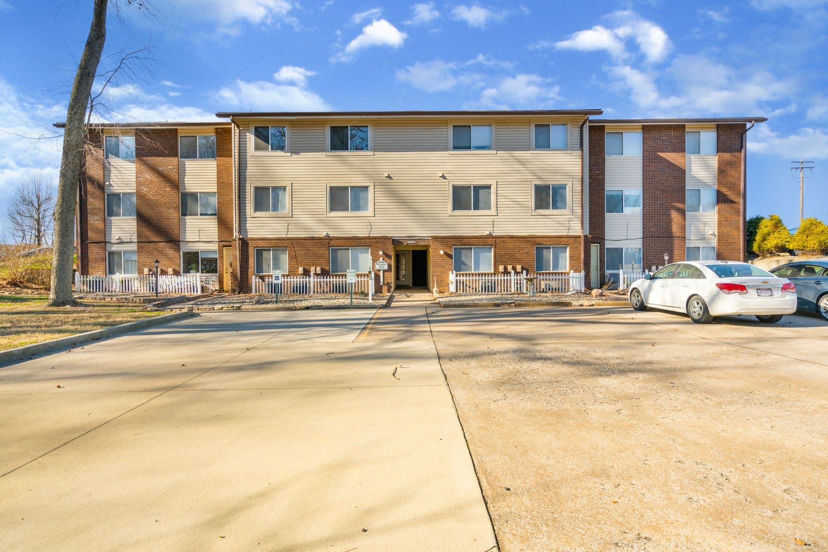 Edwardsville Apartment: 1124 University Dr