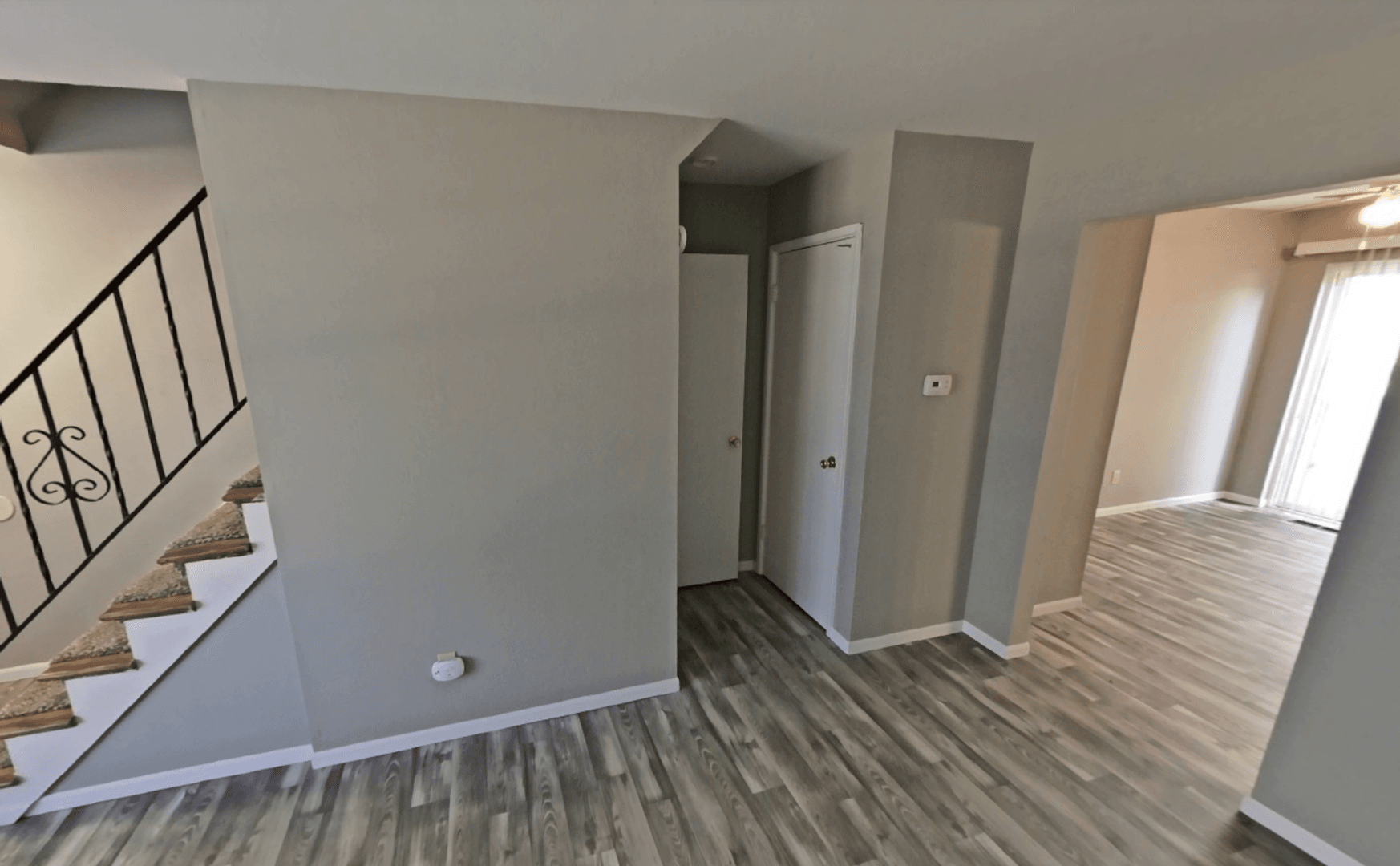 Hazelwood Apartment: 240 Chez Vant Ct.